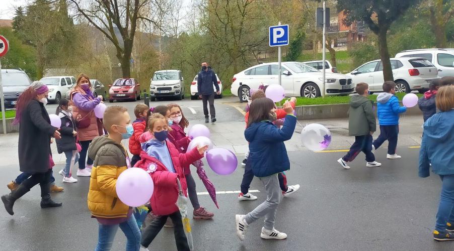 M8: Karmengo Ama Ikastetxeak egunero eraikitzen duen berdintasunerako bidea ikusarazteko eguna