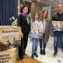 Deiene Perez eta Andoni Barañano, ikastetxeko ikaslea eta zuzendari pedagogikoa, sarituak Zornotzako Emakume Aitzindariak erakusketan